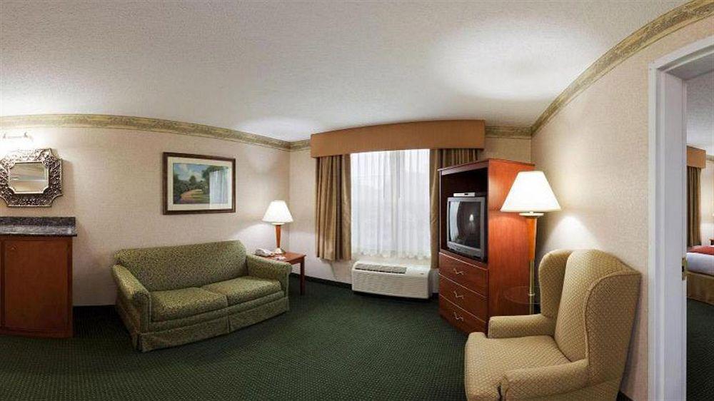 Holiday Inn Express Hotel & Suites Woodbridge By Ihg Εξωτερικό φωτογραφία