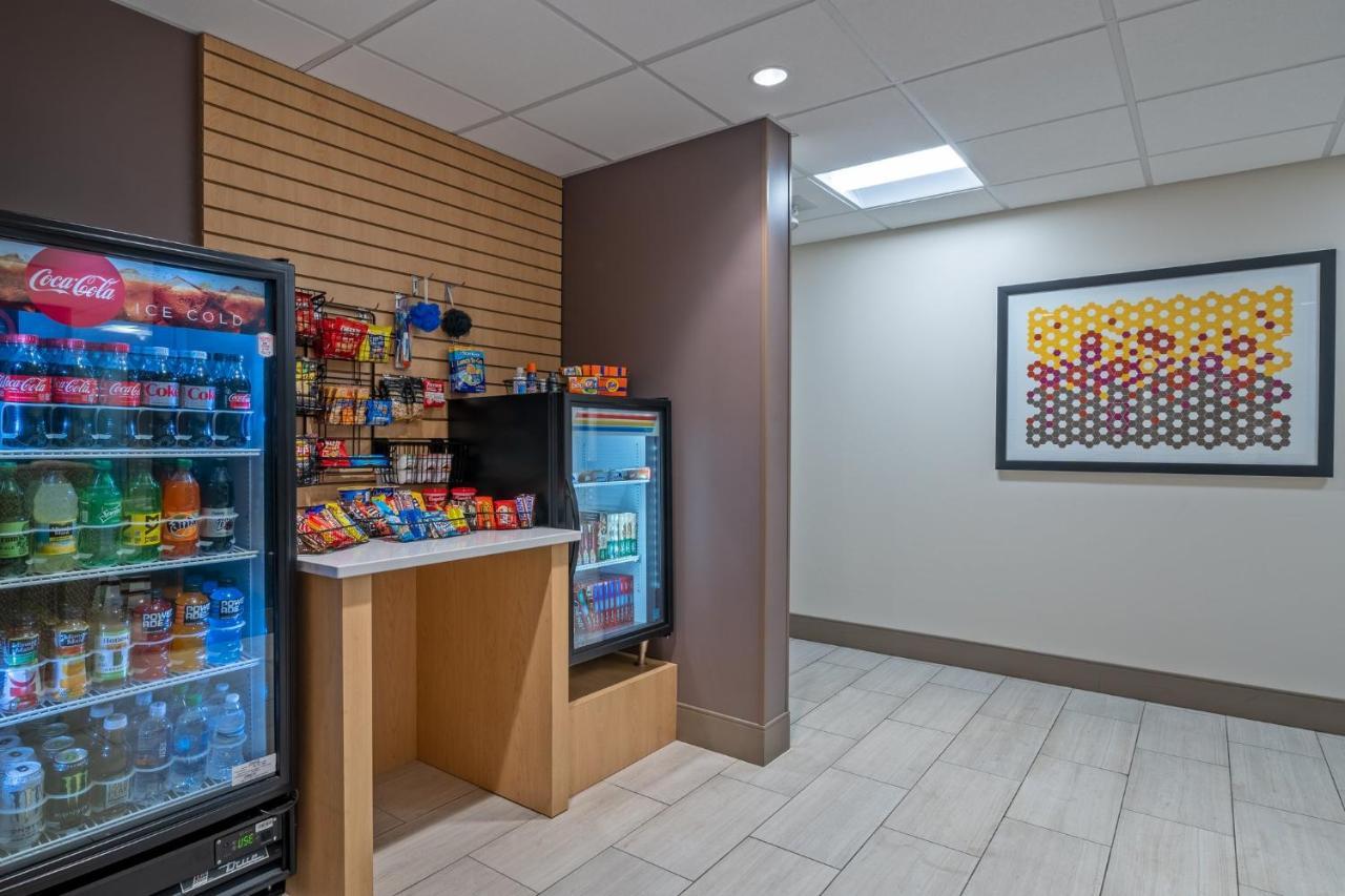 Holiday Inn Express Hotel & Suites Woodbridge By Ihg Εξωτερικό φωτογραφία