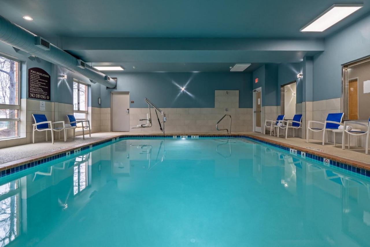 Holiday Inn Express Hotel & Suites Woodbridge By Ihg Εξωτερικό φωτογραφία