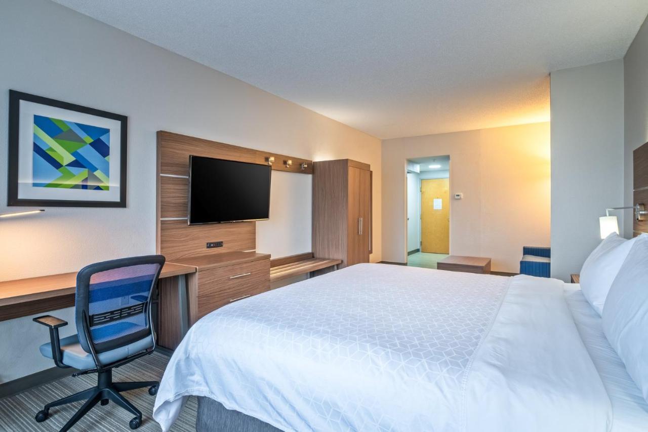 Holiday Inn Express Hotel & Suites Woodbridge By Ihg Εξωτερικό φωτογραφία
