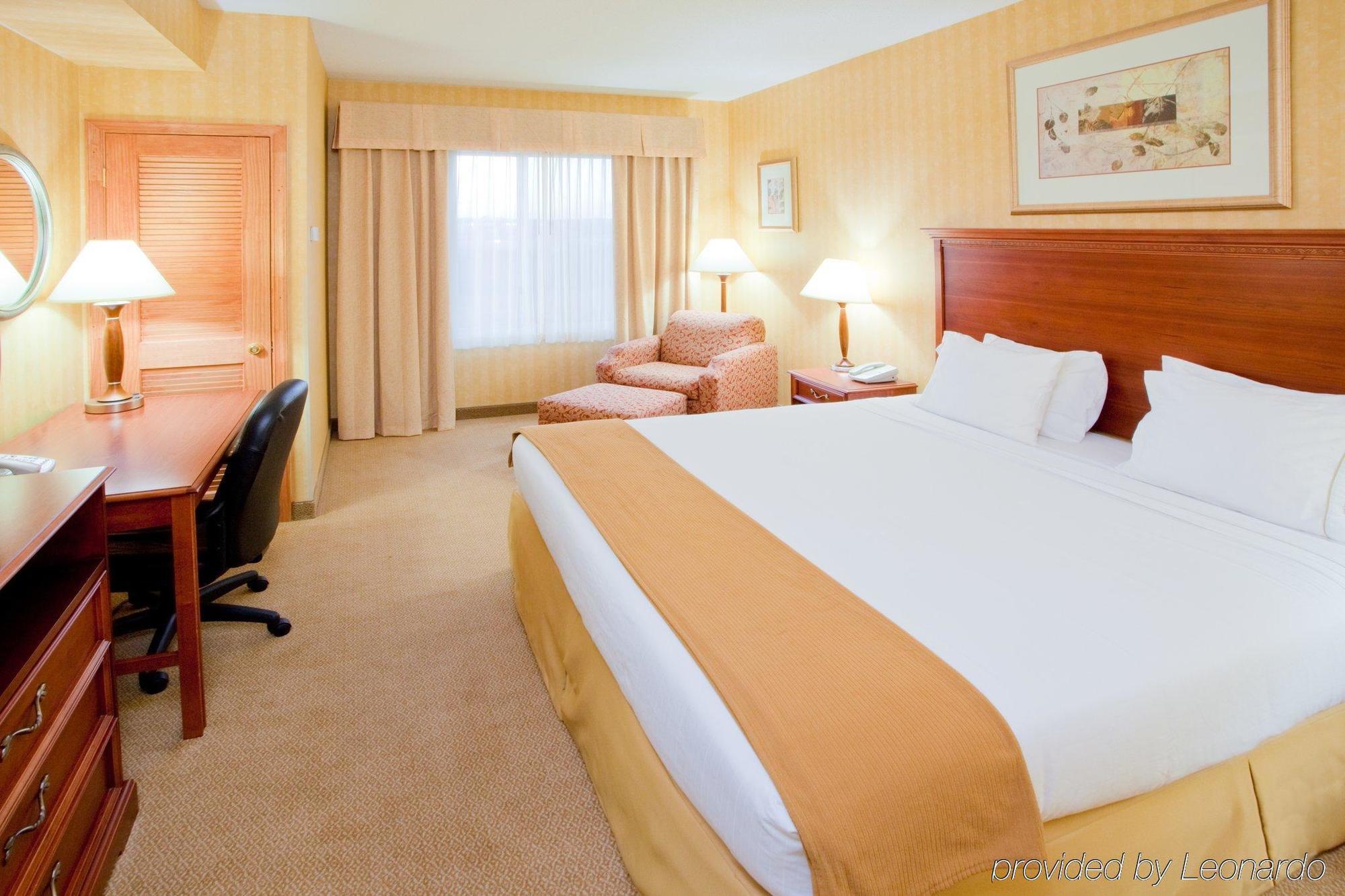 Holiday Inn Express Hotel & Suites Woodbridge By Ihg Εξωτερικό φωτογραφία