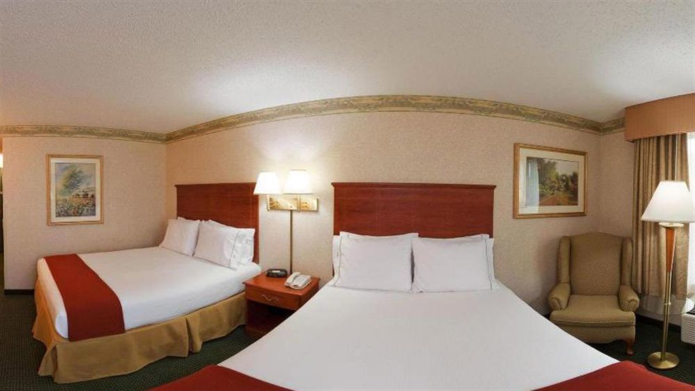 Holiday Inn Express Hotel & Suites Woodbridge By Ihg Εξωτερικό φωτογραφία